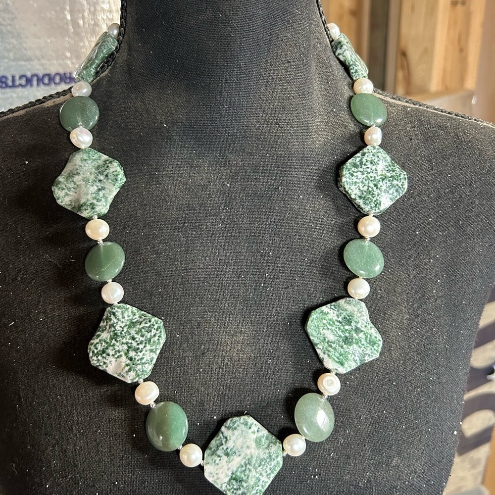 Statement necklace. Green tree agate, freshwater pearls, lentil aventurine beads